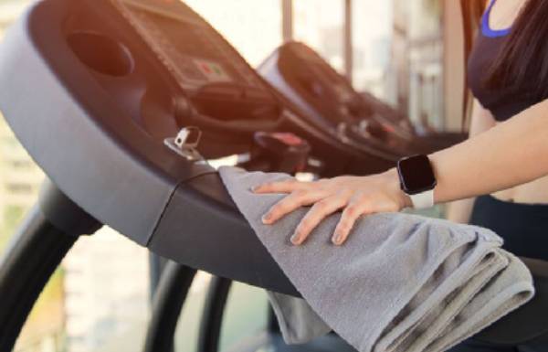 Cẩn thận với cách vệ sinh máy chạy bộ bằng nước tại nhà